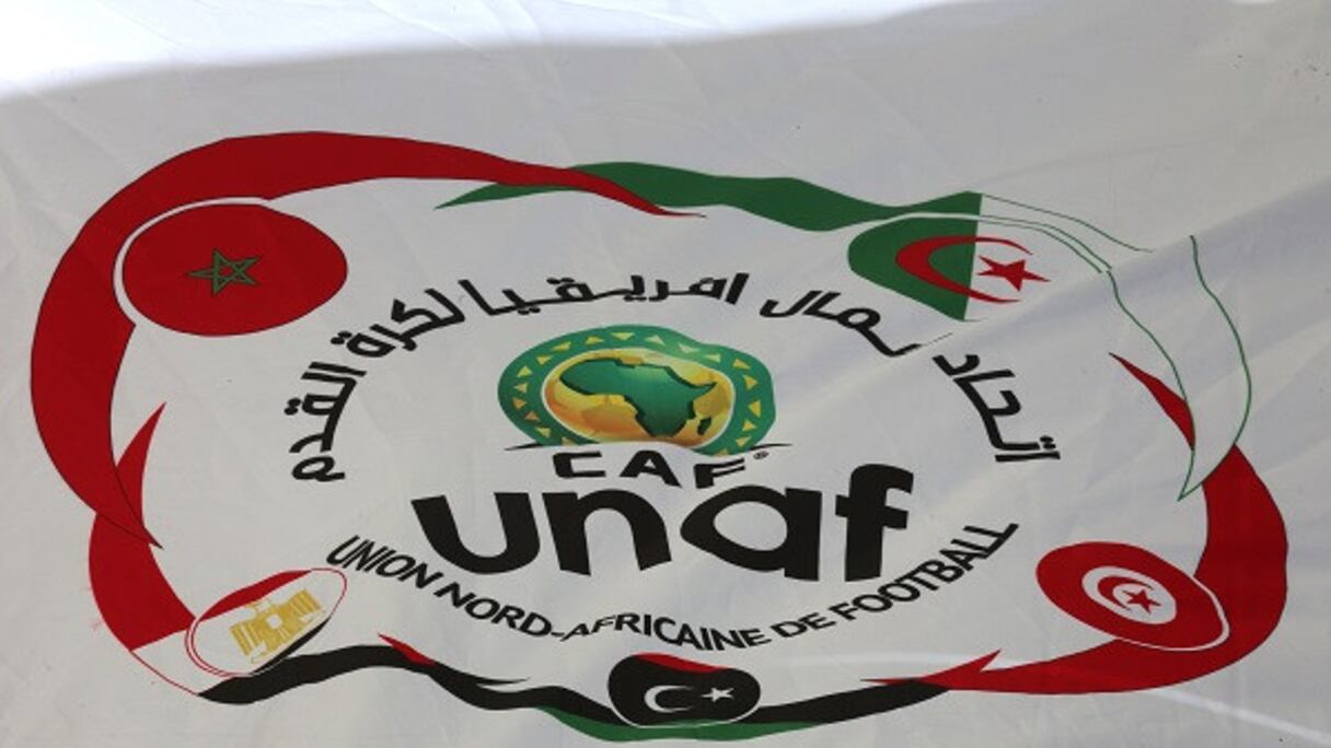 Un drapeau avec le logo de l'Union nord-africaine de football (UNAF).