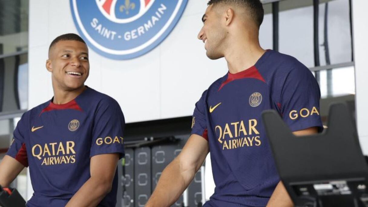 Achraf Hakimi et Kylian Mbappé lors de la reprise des entrainements avec le PSG, le 17 juillet 2023.