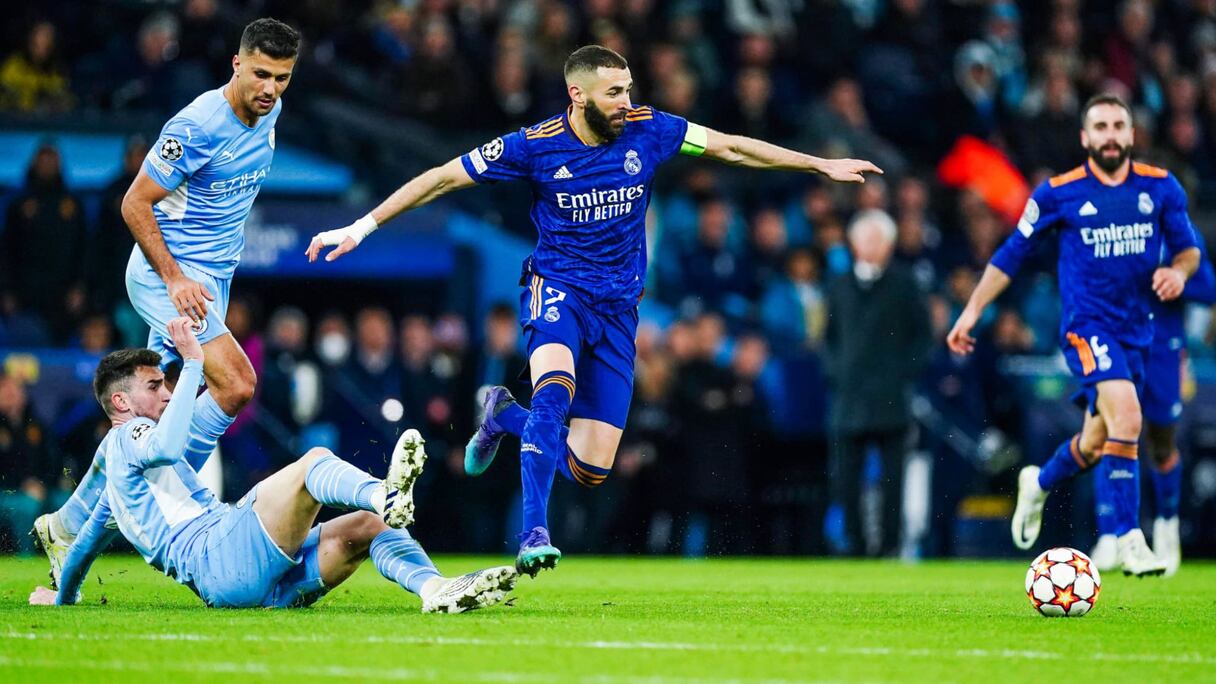 Karim Benzema face à la défense du Man City