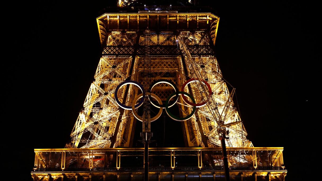 Les anneaux olympiques ont été accrochés à la Tour Eiffel