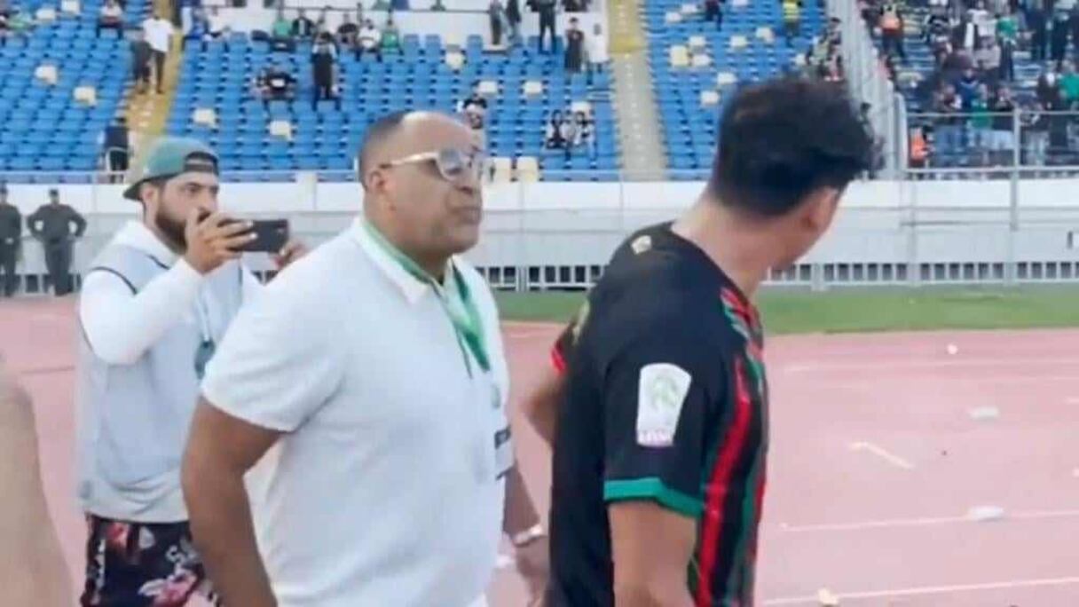 Le porte-parole du Raja, Abdelilah Ibrahimi, crachant sur le joueur de l'AS FAR, Zakaria El Habti, le dimanche 3 septembre au complexe Mohammed V.