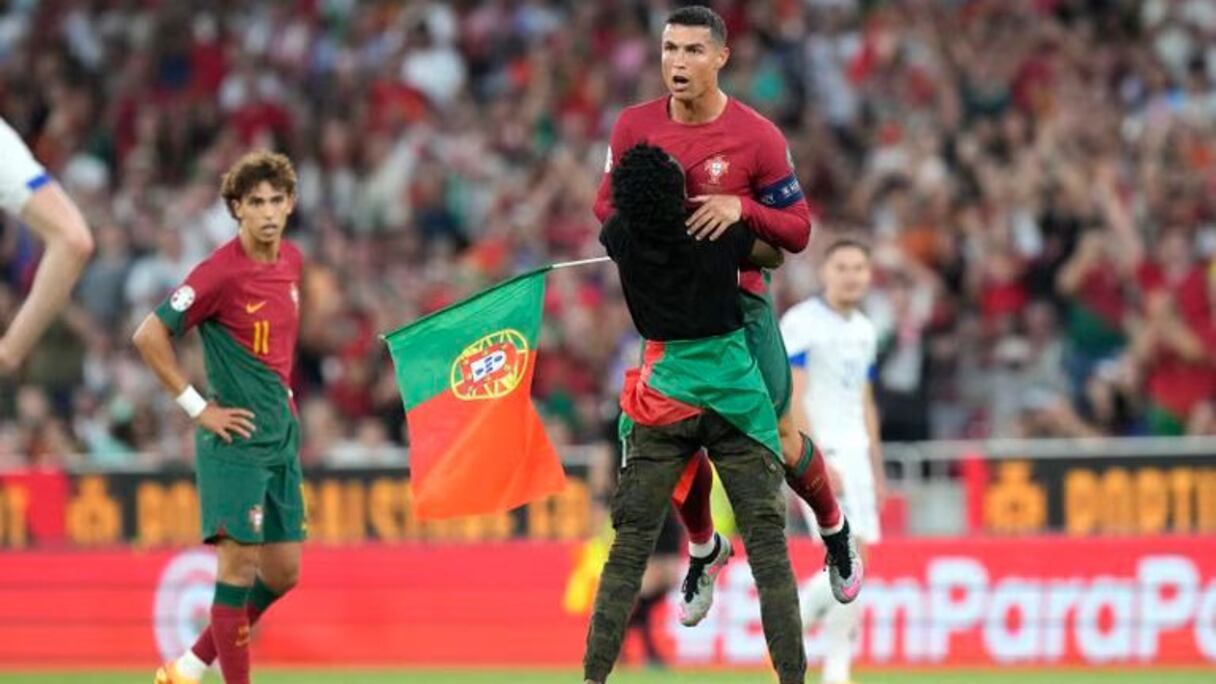 Cristiano Ronaldo a été soulevé par un fan trop enthousiaste après la victoire du Portugal contre la Bosnie-Herzégovine, le 17 juin 2023.