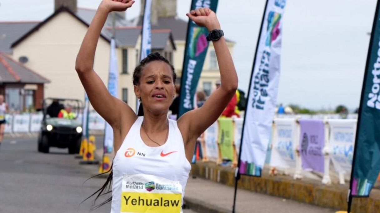 L'Éthiopienne Yehualaw signe un nouveau record du monde du semi-marathon.