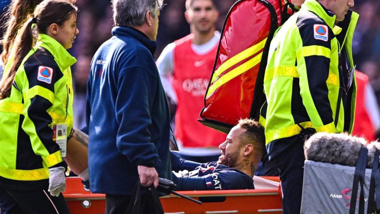 Neymar sorti sur une civière lors du match PSG-Lille, le 19 février 2023.