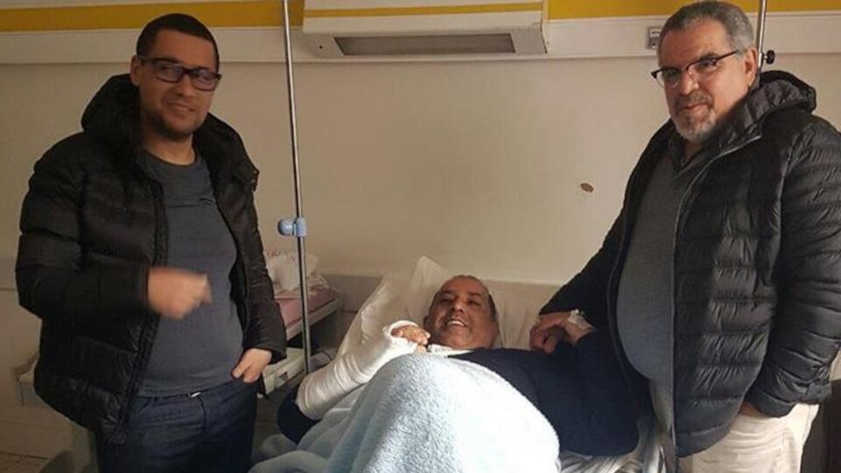 Mohammed Boudrika (gauche) et Rachid Boussairi (droite) au chevet de Said Hasbane