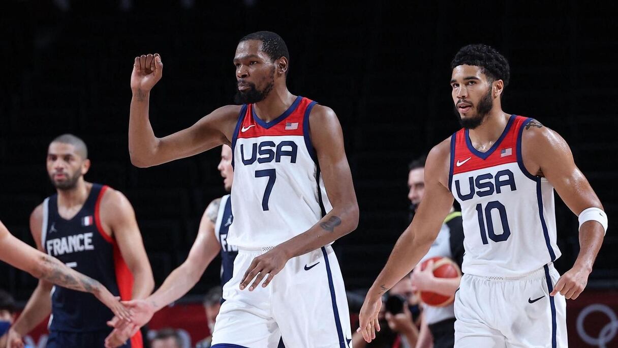 Les Américains, guidés par Kevin Durant (7) et Jayson Tatum (10), ont remporté un quatrième titre olympique de rang.
