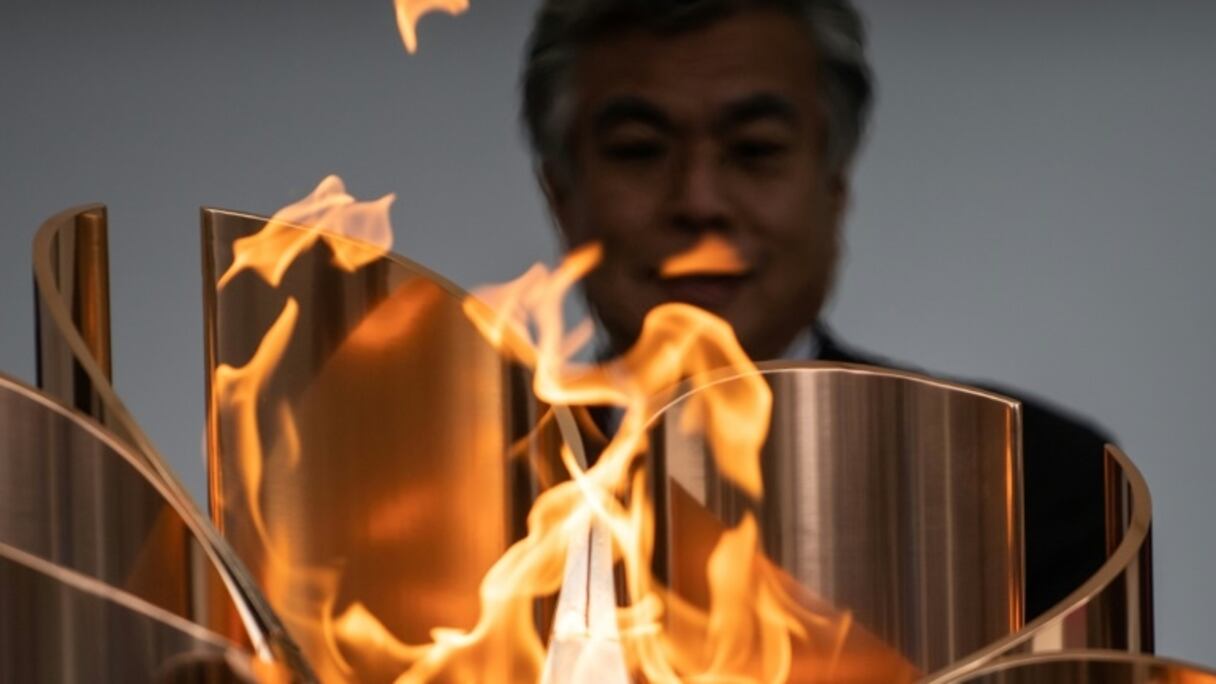 La flamme olympique de Tokyo 2020 exposée au public dans la vasque olympique devant la gare de Fukushima, le 24 mars 2020.