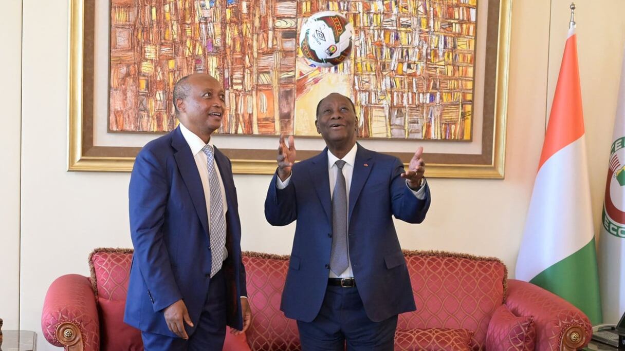 Le président ivoirien Alassane Ouattara avec Patrice Motsepe, président de la Confédération africaine de football
