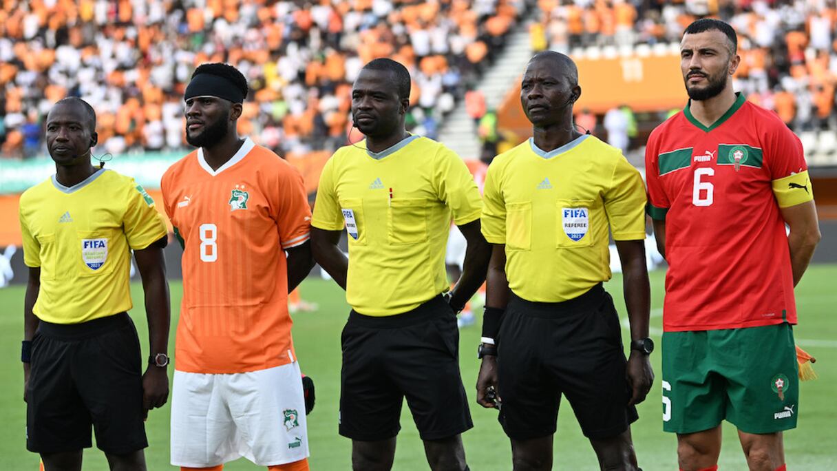 Les capitaines des Lions de l'Atlas et des Éléphants, Romain Saiss et Franck Kessié avant le coup d'envoi du match Côte d'Ivoire-Maroc, disputé le samedi 14 octobre 2023 à Abidjan.