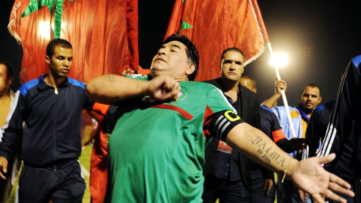 L'ancienne légende du football, Diego Maradona, lors de sa participation à un match de gala à Laâyoune.
