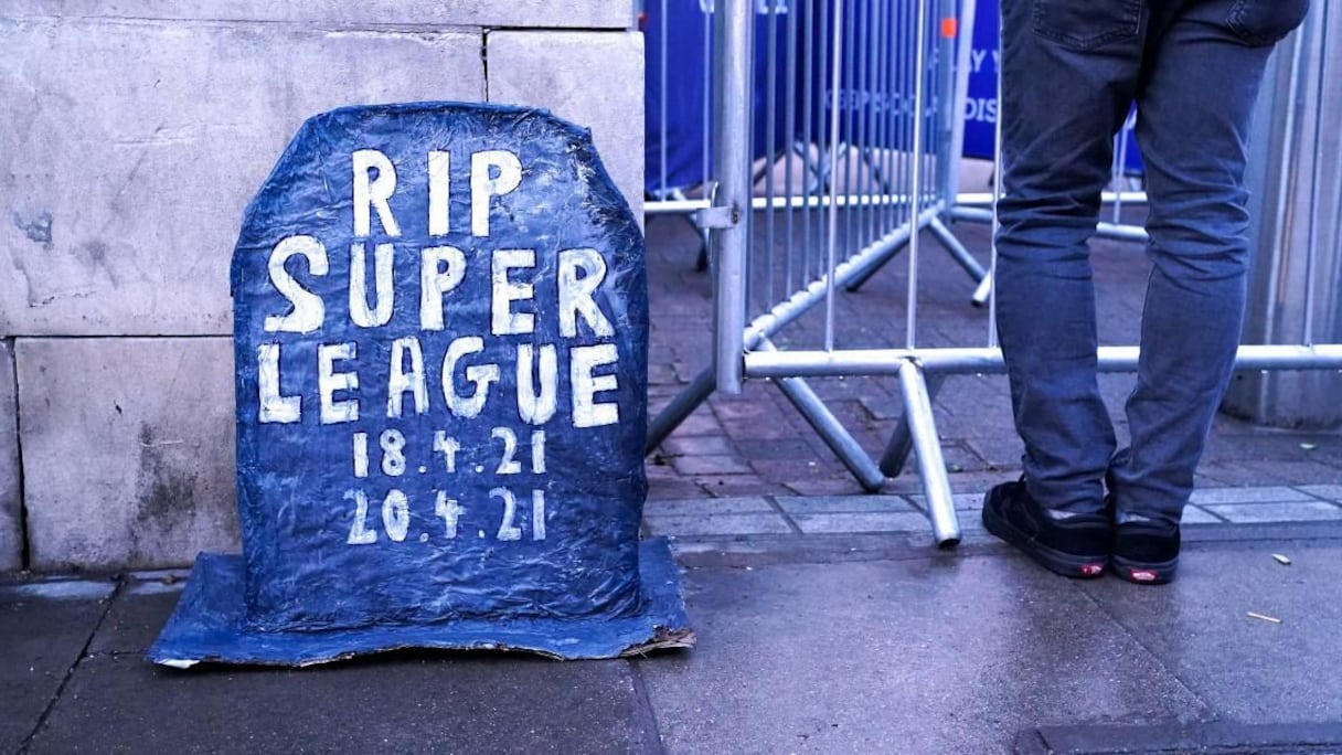 Une tombe marquant la mort de la Super Ligue devant Stanford Bridge.