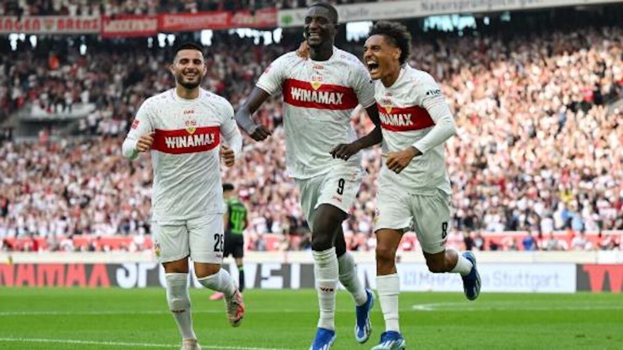 Serhou Guirassy, au milieu, félicité par ses coéquipiers de Stuttgart après son triplé contre Wolfsburg, le 7 octobre 2023.