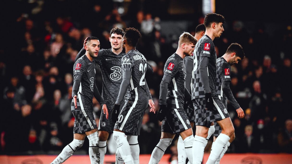 Hakim Ziyech entouré de ses coéquipiers à Chelsea.