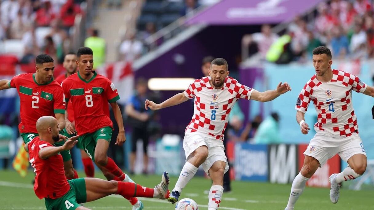 Sofyan Ambrabat dans une de ses interventions lors du match Maroc-Croatie, le 23 novembre 2022.