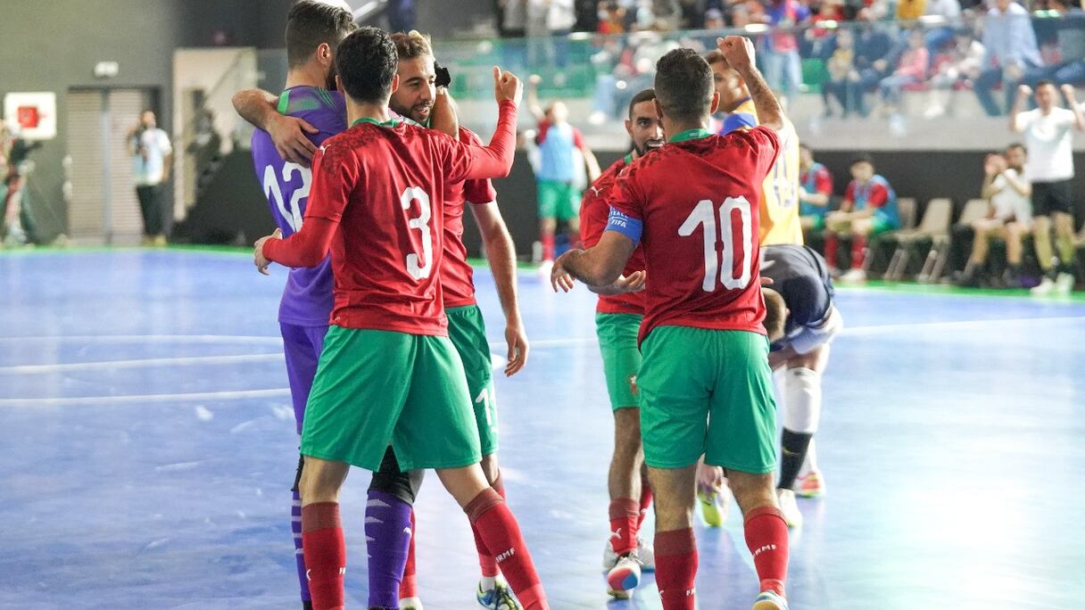 Les Lions de l'Atlas de futsal exultent après leur succès historique (3-1) face au Brésil, mardi 16 novembre 2021 à Laâyoune.