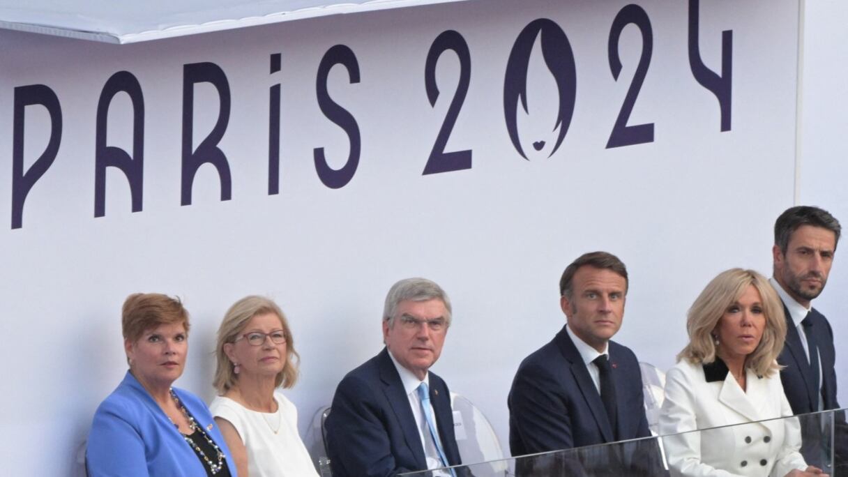 Le président français Emmanuel Macron (3e à droite) est assis avec l'épouse du président français Brigitte Macron (2e à droite), le président du comité d'organisation des Jeux olympiques et paralympiques de Paris 2024 (Cojo) Tony Estanguet (à droite) et le président du Comité international olympique (CIO) Thomas Bach (3e à gauche) lors de la cérémonie de clôture des Jeux olympiques de Paris 2024 au Stade de France,