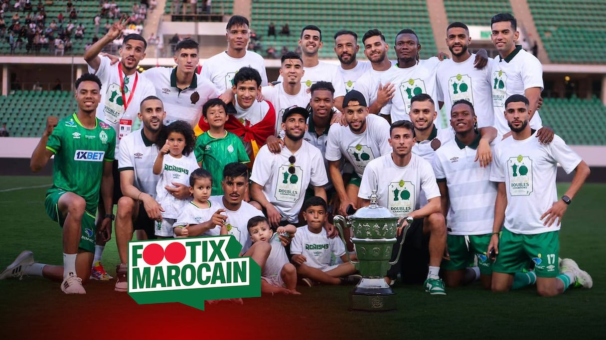 Les joueurs du Raja avec la Coupe du Trône 2022-2023