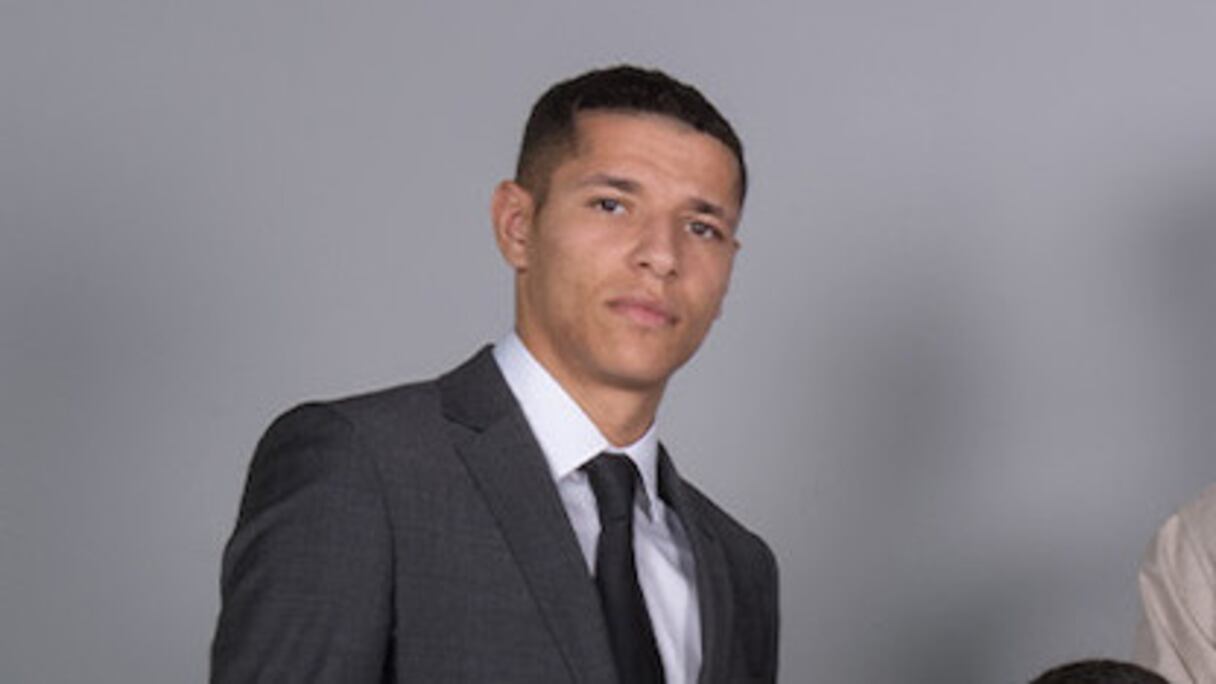 Amine Harit posant avec le nouvelle collection officielle de l’Olympique de Marseille.