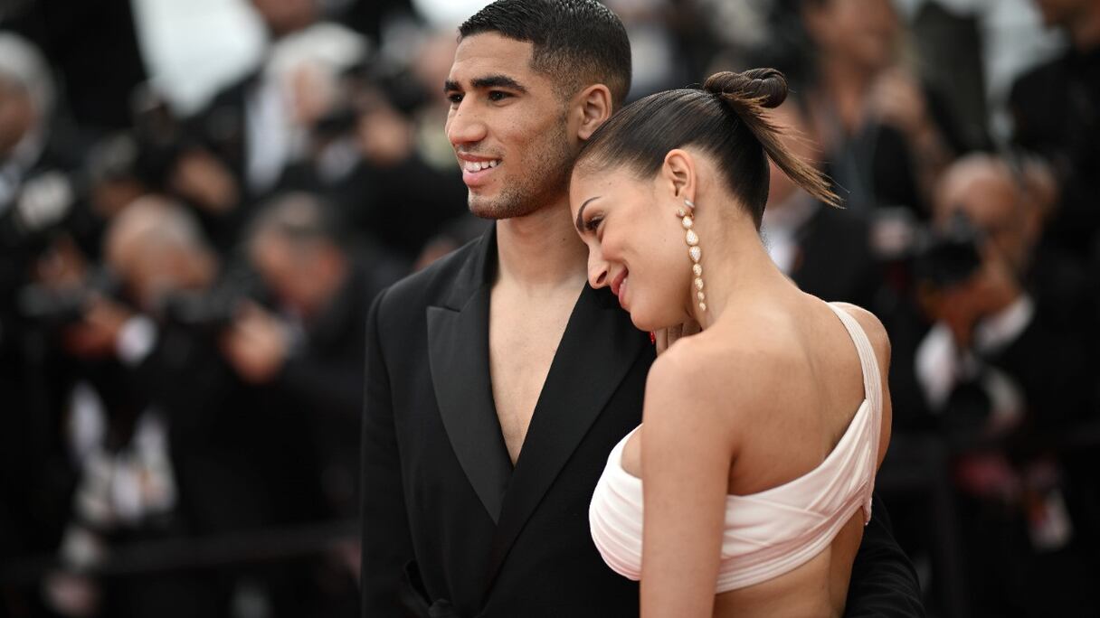 Le défenseur marocain Achraf Hakimi et son épouse Hiba Abouk au photocall de la projection du film «The Innocent» («L'Innocent») à la 75e édition du Festival de Cannes, dans le sud de la France, le 24 mai 2022.