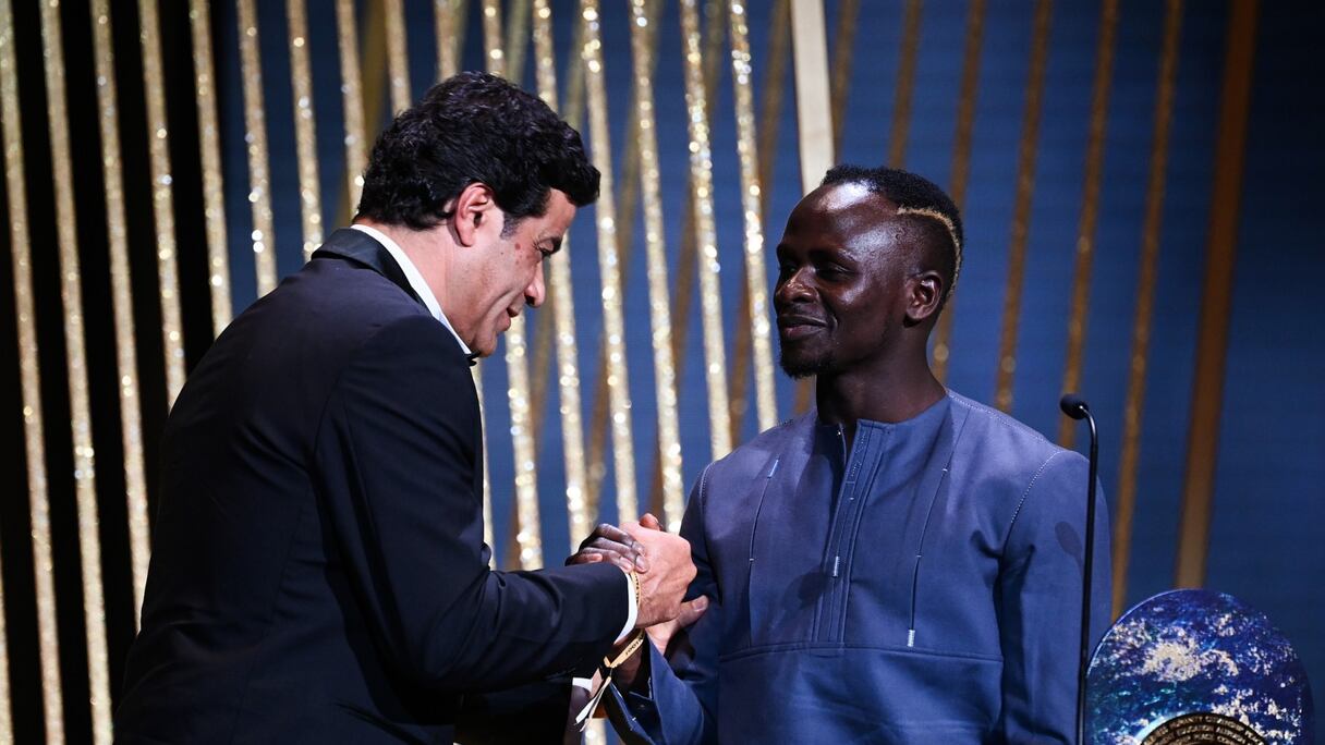 Rai remet le Prix Socrates à Sadio Mané.