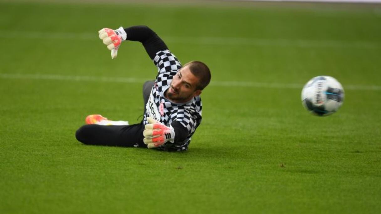 L'attaquant du Werder Brême Marco Friedl abattu après le match nul à domicile face au Borussia MÖnchengladbach, le 26 mai 2020