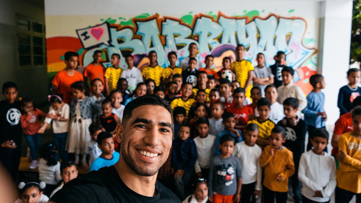 Achraf Hakimi lors de sa visite à l'Association Bab Rayan à Casablanca