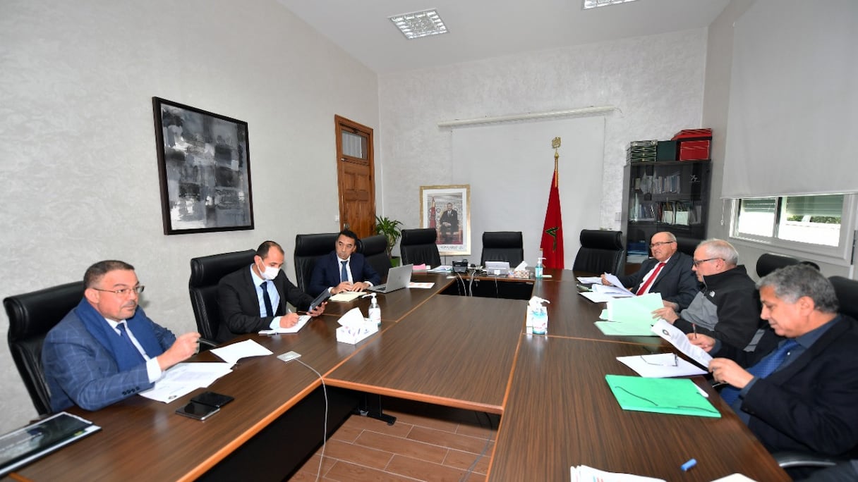 Fouzi Lekjaa et les membres de la commission de contrôle et gestion de la FRMF.