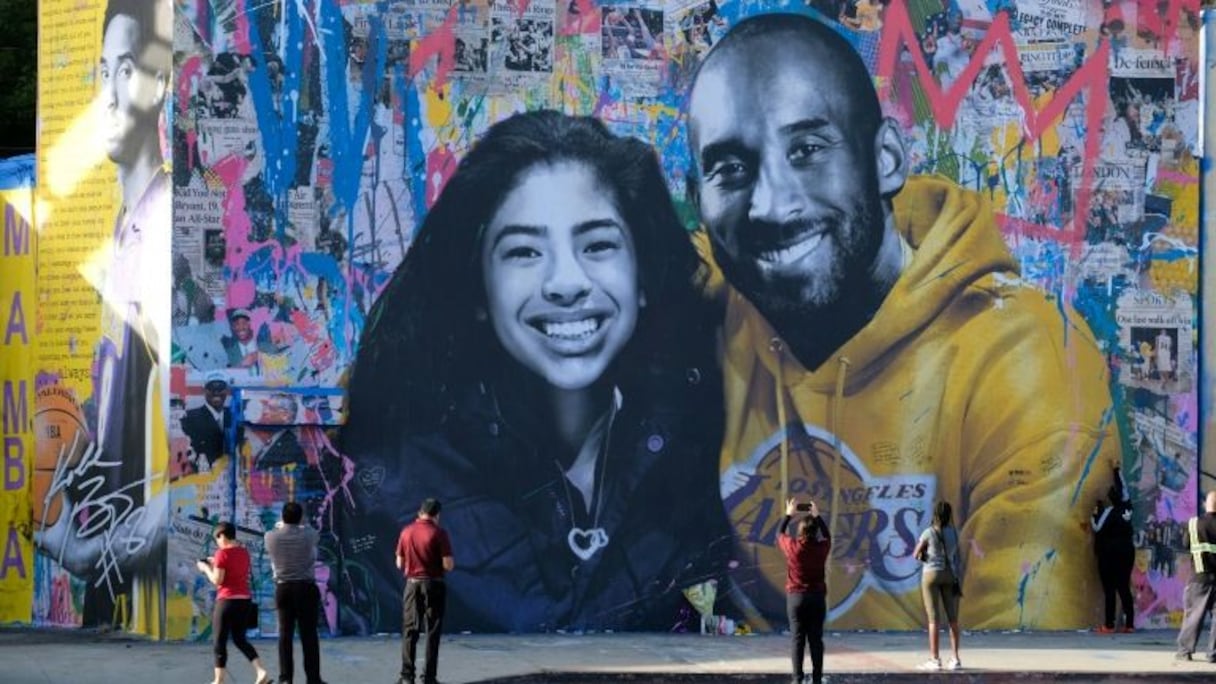 Des pompiers et enquêteurs sur les lieux du crash de l'hélicoptère transportant Kobe Bryant et sa fille Gianna, le 26 janvier 2020 à Calabasas, en Californie.