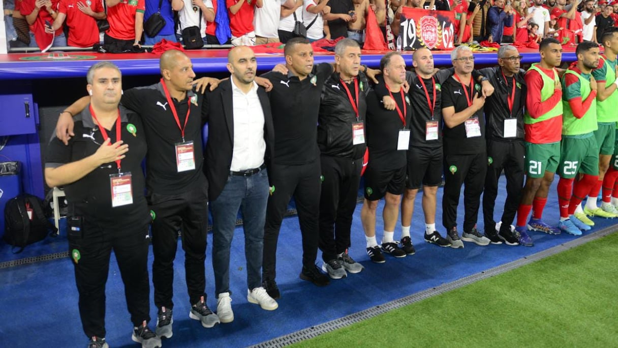 Walid Regragui avec son staff et des joueurs remplaçants lors du Maroc-Chili, vendredi 23 septembre 2022 à Barcelone.