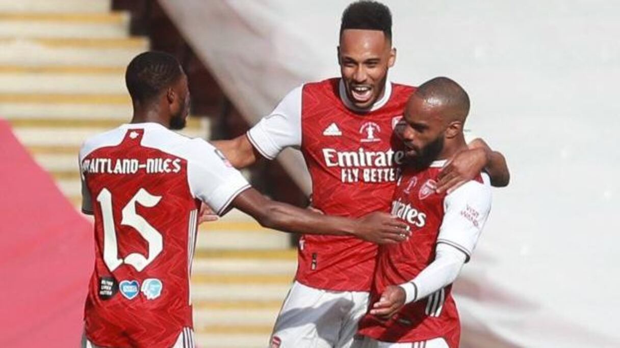 La joie d'Aubameyang après avoir offet la Coupe d'Angleterre et l'Europe à Arsenal contre Chelsea (2-1).
