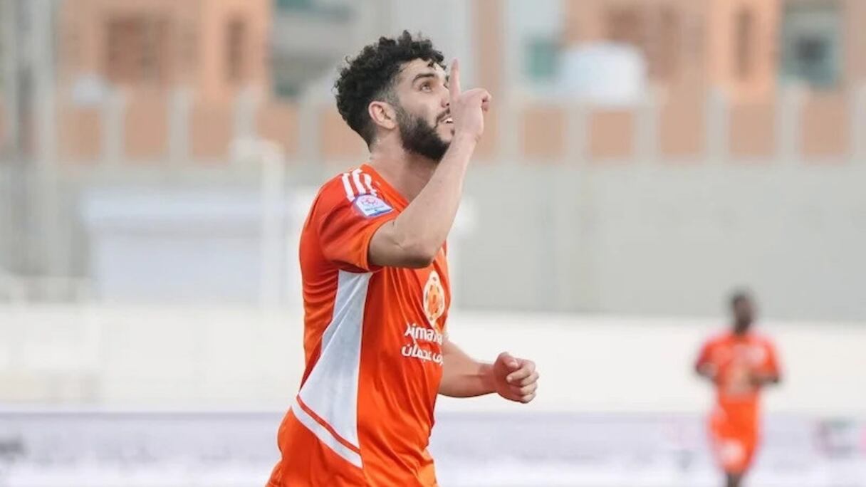 Azaro célébrant un but avec Ajman Club