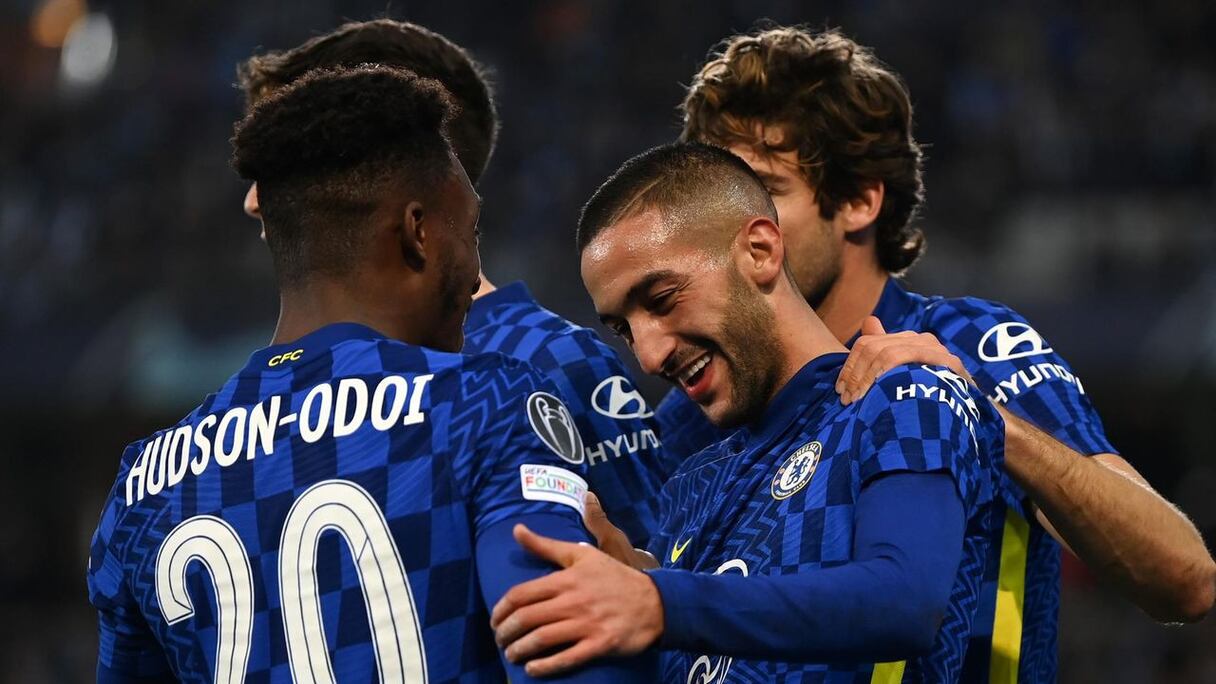 Hakim Ziyech célébrant avec ses coéquipiers de Chelsea l'ouverture du score contre Lille, mardi 22 février.