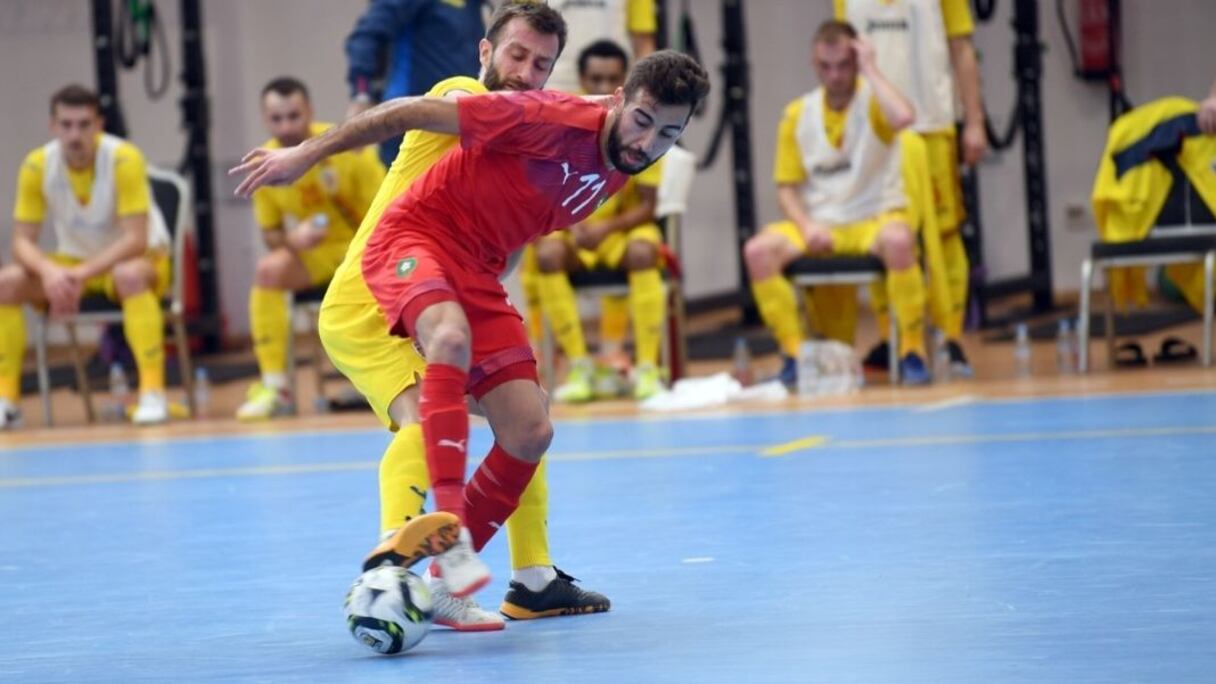 Une séquence du match Maroc-Roumanie (futsal), mardi 8 décembre au Complexe Mohammed VI de Maâmoura.