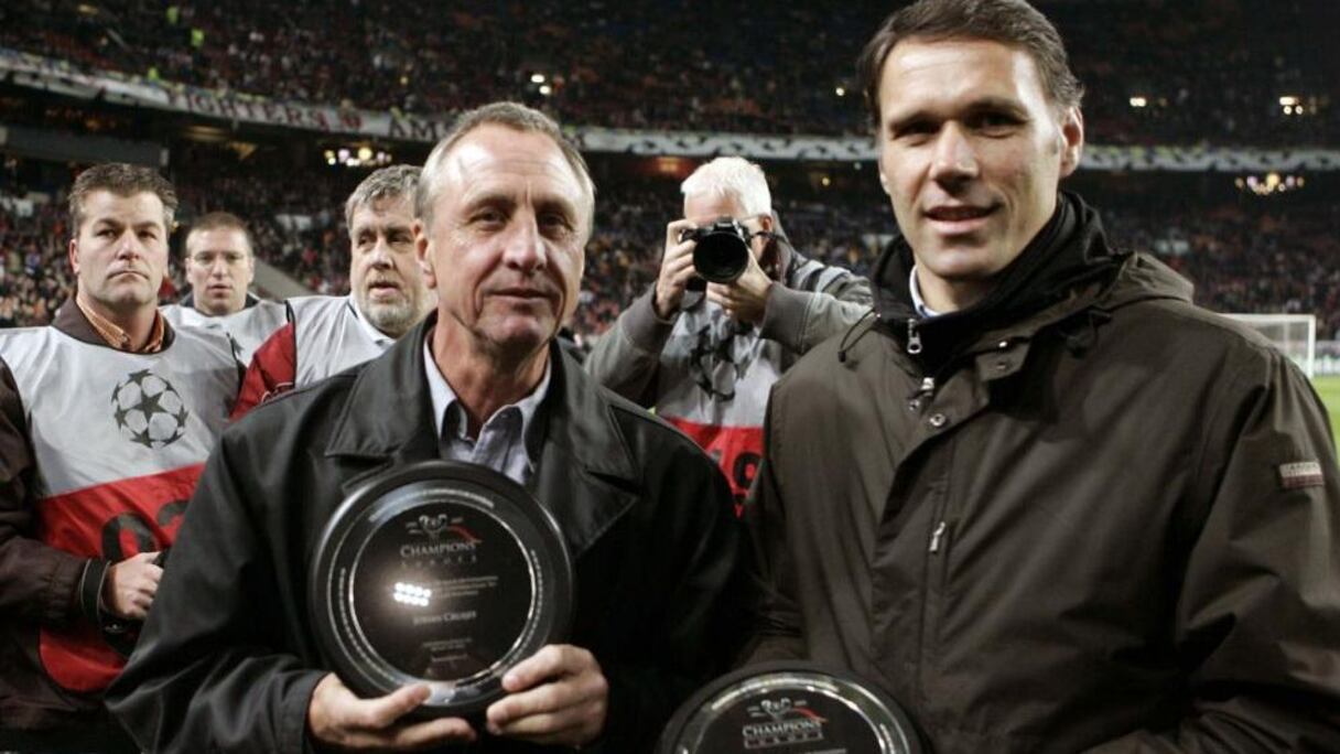 Cruyff avec Van Basten
En 2005, Cruyff et van Basten ont été honorés par l'UEFA pour leur contribution au football.