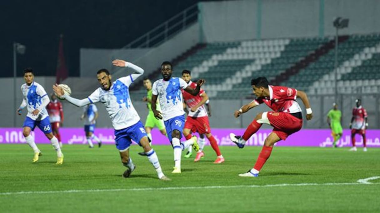 Une phase du match aller entre le Rapide Club d'Oued Zem et le Wydad de Casablanca, soldé par la victoire des Rouges (0-1).