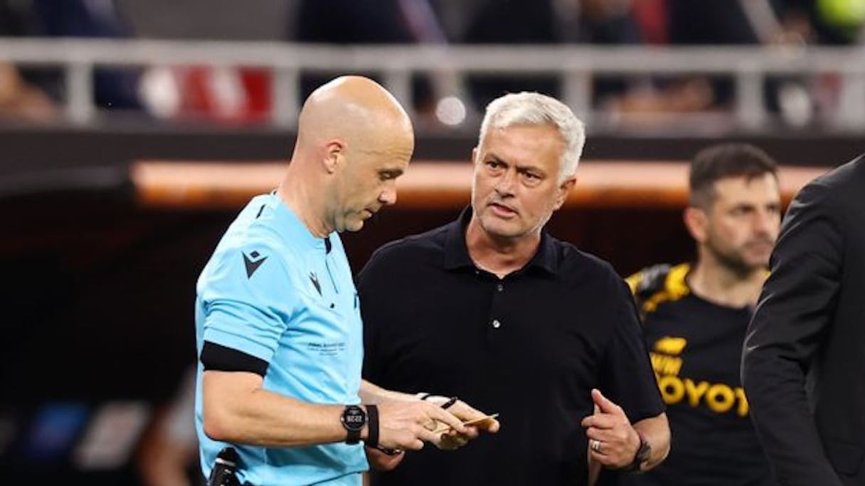 José Mourinho avec l'arbitre de la finale de de Ligue Europa, le 31 mai 2023.