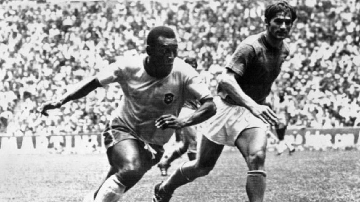 Pelé en train de dribbler le défenseur italien Tarcisio Burgnich en finale de la Coupe du monde le 21 juin 1970 à Mexico.