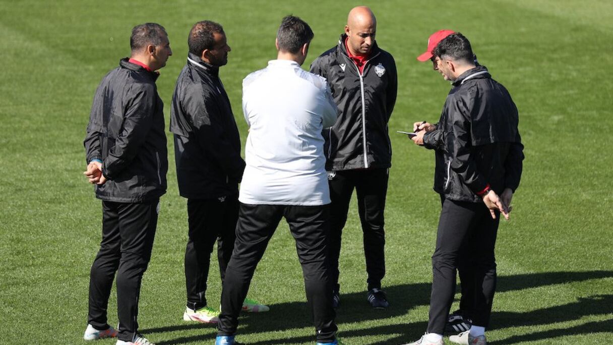 L’entraineur du Wydad de Casablanca, Mehdi Nafti, et son staff lors d’une séance d’entrainement au Complexe Mohammed VI de football de Maâmoura.