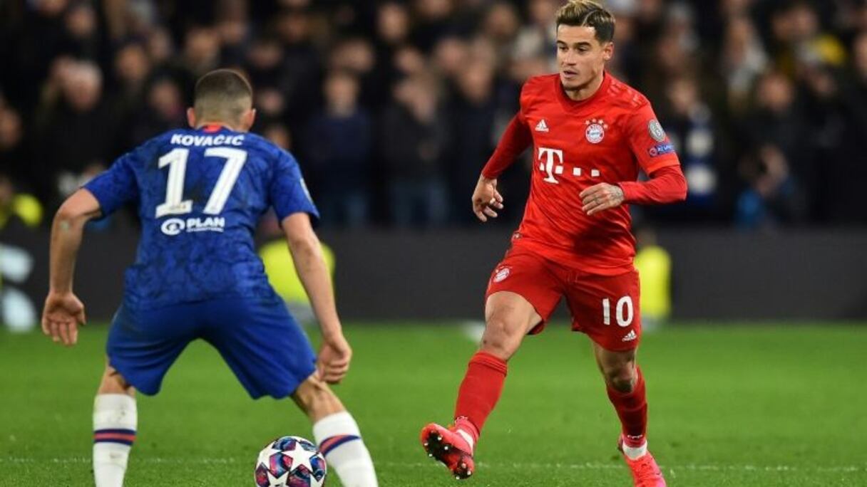 Le milieu brésilien du Bayern Munich, Philippe Coutinho (d), lors du 8e de finale de la Ligue des champions face à Chelsea, à Londres, le 25 février 2020