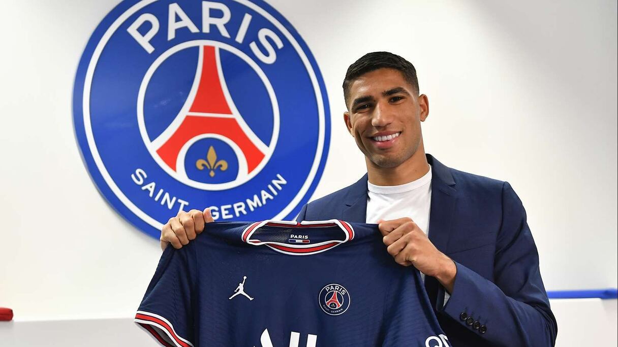 Achraf Hakimi avec le maillot du Paris Saint-Germain.