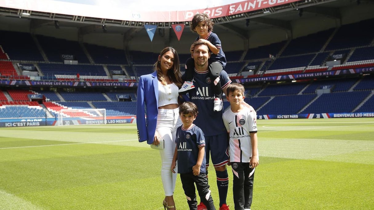 Lionel Messi entouré de sa femme, Antonella Roccuzzo et de leurs trois enfants.