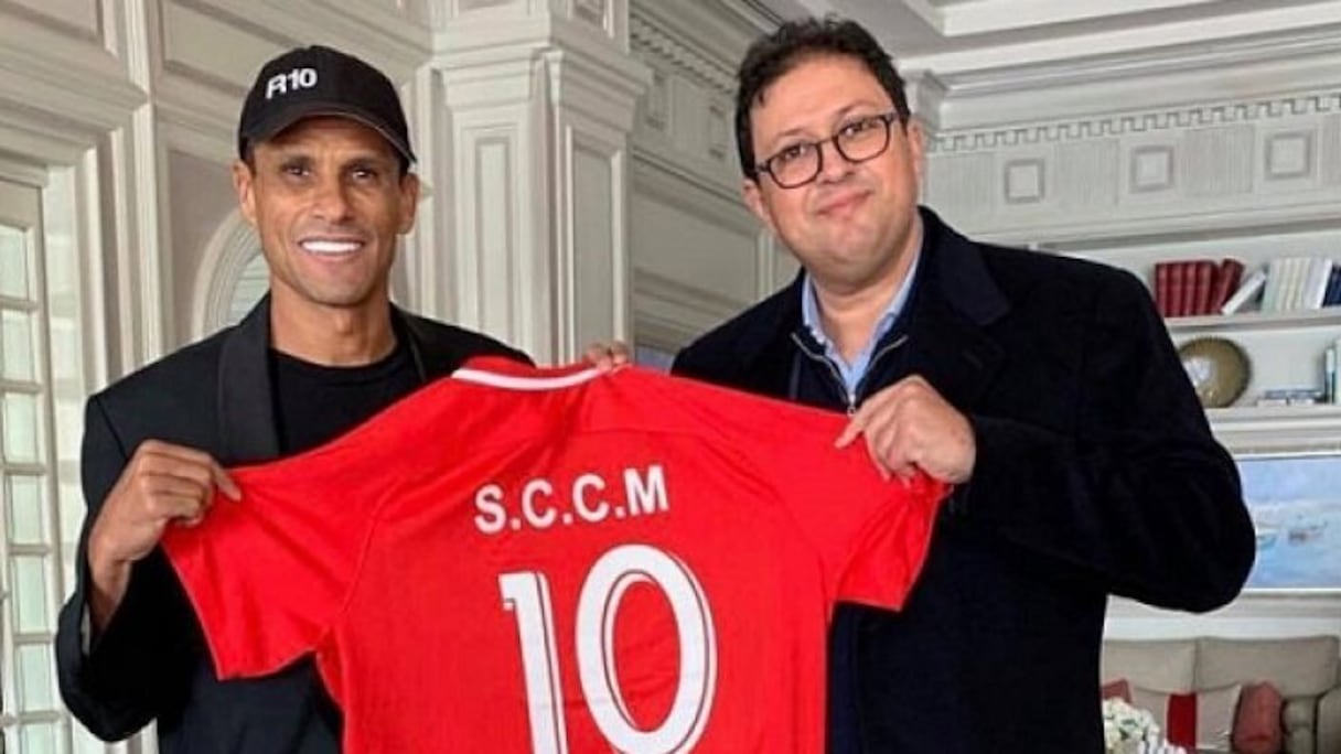 Hicham Aït Menna (d), président du Chabab Mohammedia, et Rivaldo, ancienne star du Barça et de la sélection brésilienne.