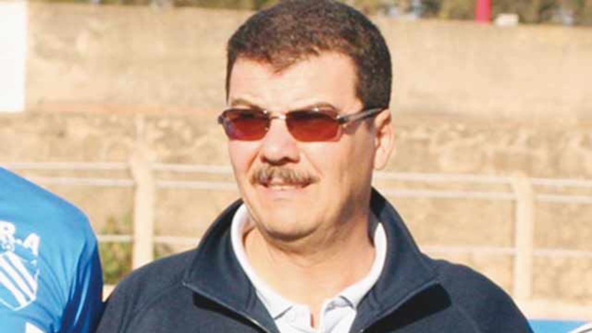 L'entraîneur Abdelkader Youmir.