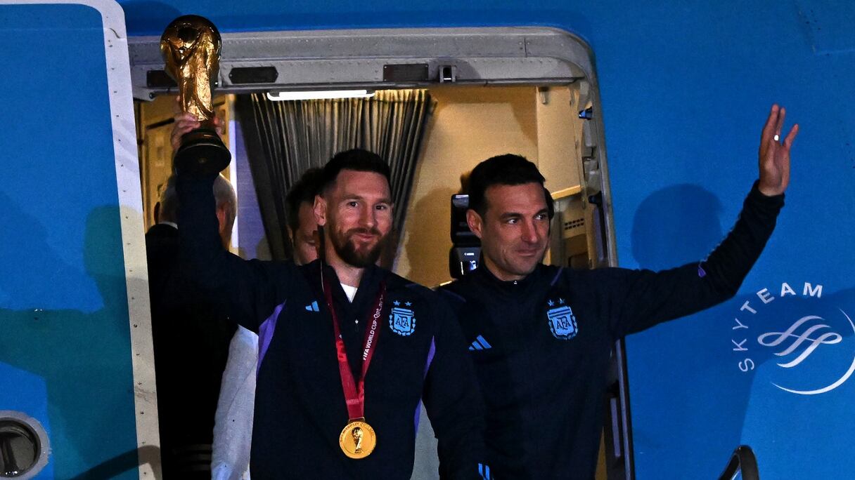 Lionel Messi et Lionel Scaloni ramènent le trophée de la Coupe du Mondee 2022 à Buenos Aires, ce mardi 20 décembre.