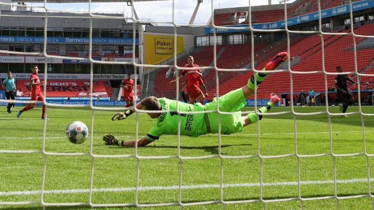 Le milieu du Bayern Munich, Leon Gortzka (c), marque le 2e but de son équipe lors du match de Bundesliga à Leverkusen, le 6 juin 2020