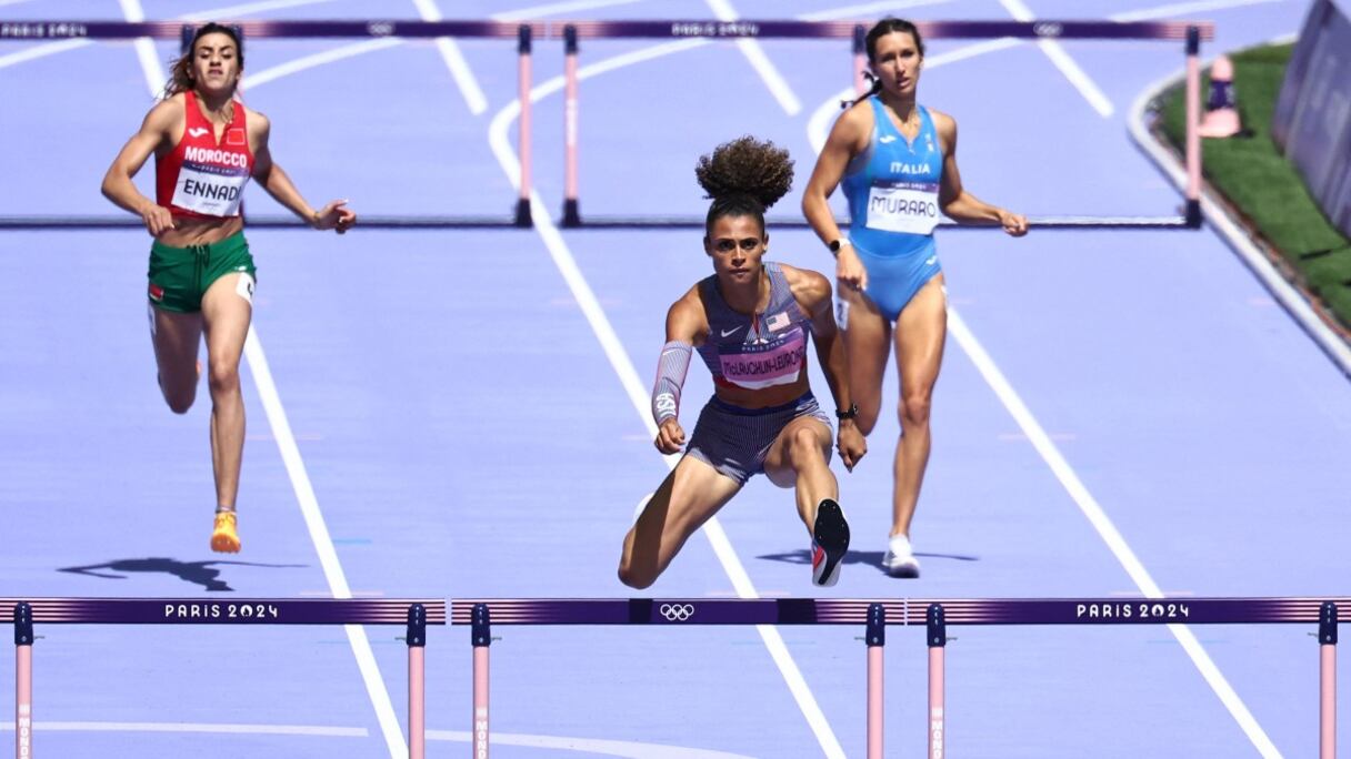 Noura Ennadi derrière Sydney Mclaughlin-Levrone.