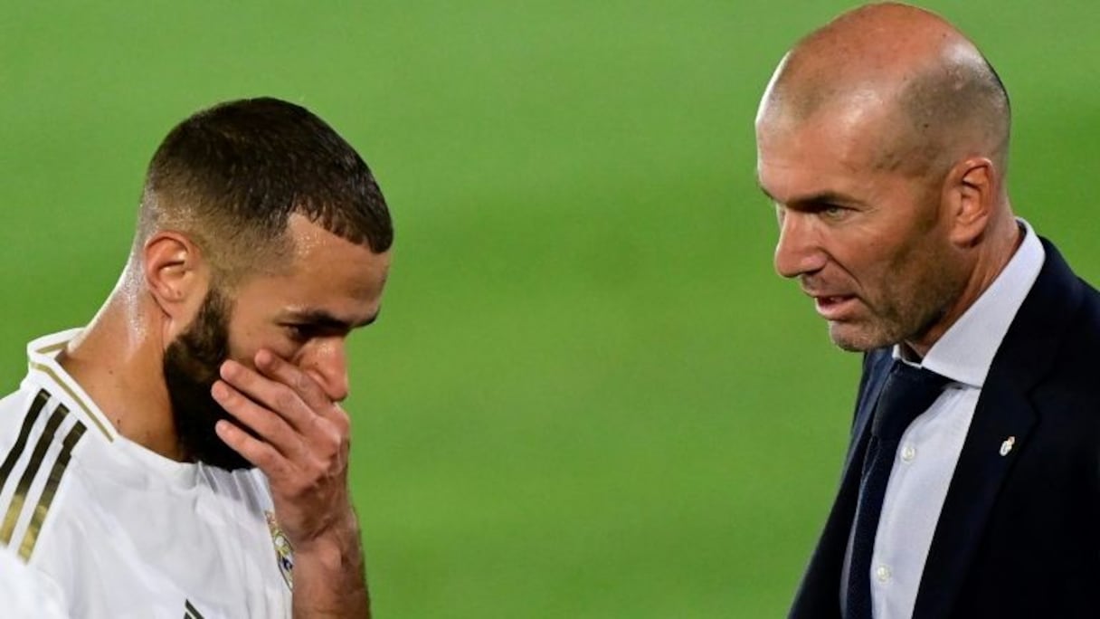 L'avant-centre du Real Madrid Karim Benzema (g) et son entraîneur Zinédine Zidane, lors du match contre Majorque, le 24 juin 2020 au stade Alfredo-Di Stefano à Madrid.