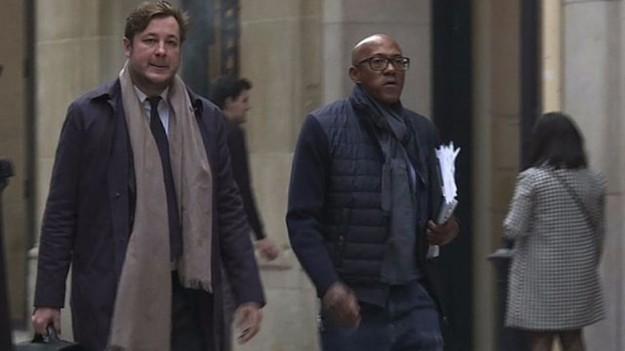 L'ancien sprinter namibien Frankie Fredericks (D) arrive avec son avocat au pôle financier du Tribunal de grande instance de Paris, le 2 novembre 2017