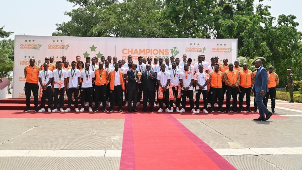 La sélection ivoirienne de football décorée et primée lors d'une cérémonie à la présidence à Abidjan, le 13 février 2024.