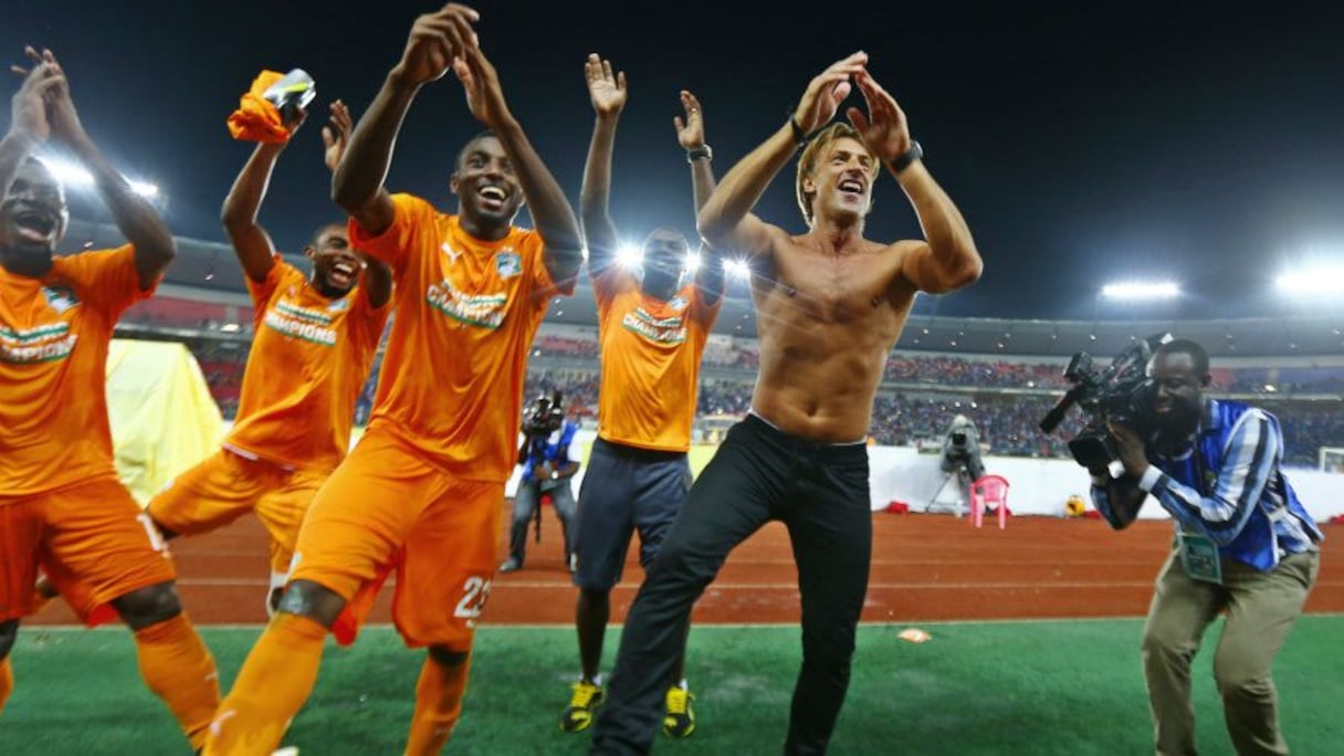 Hervé Renard fêtant le sacre africain avec la Côte d'Ivoire en 2015.